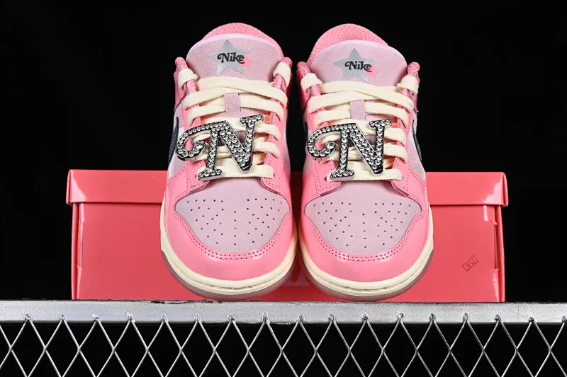 All categories Nk SB Dunk series Nk SB Dunk Low low-top sneakers C version Nk Dunk Low "Barbie" Barbie SB low-top sports and leisure sneakers FN8927-621